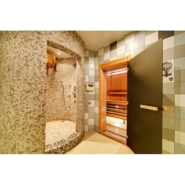 Душ с мраморной мозаикой