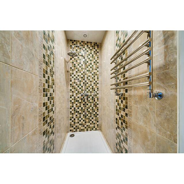 Душ и туалет с мраморной мозаикой