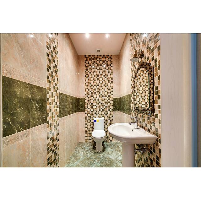 Душ и туалет с мраморной мозаикой