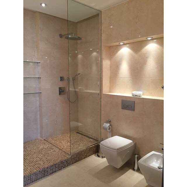 Душ с мраморной мозаикой