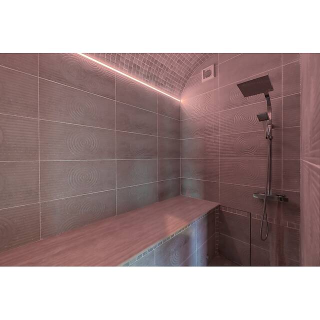 Душевая с мраморной мозаикой