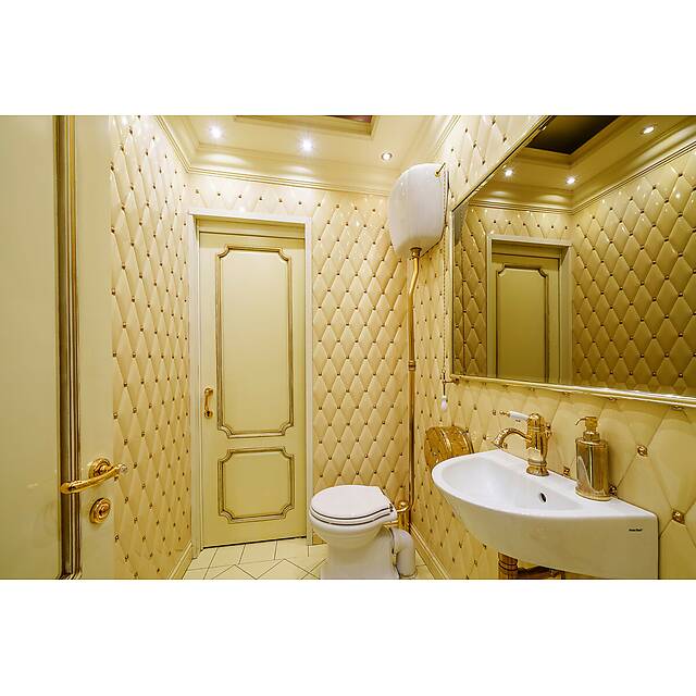 Туалет из керамической мозаики, сливочные ромбы