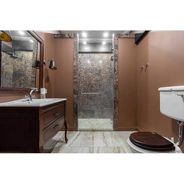 Душ с мраморной мозаикой