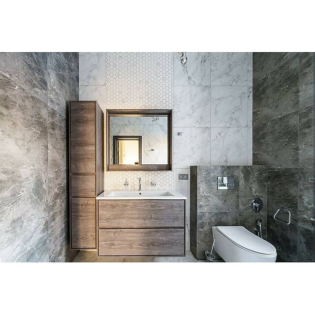 Туалет с мраморной плиткой