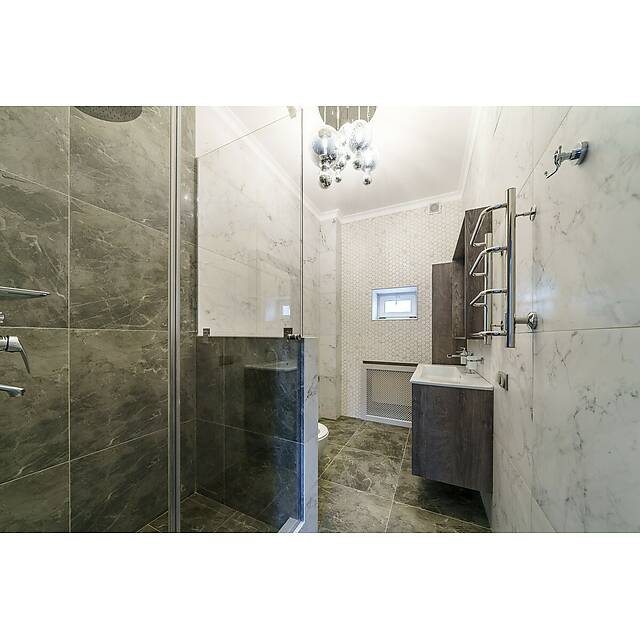 Туалет с мраморной плиткой