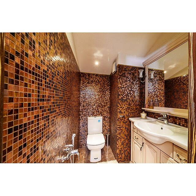 Туалетная комната с коричневой мозаикой из авантюрина