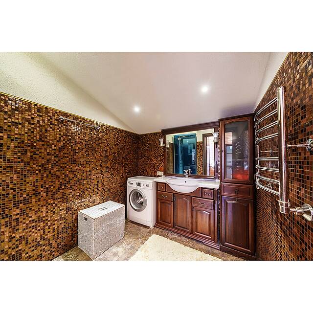 Туалетная комната с коричневой мозаикой из авантюрина