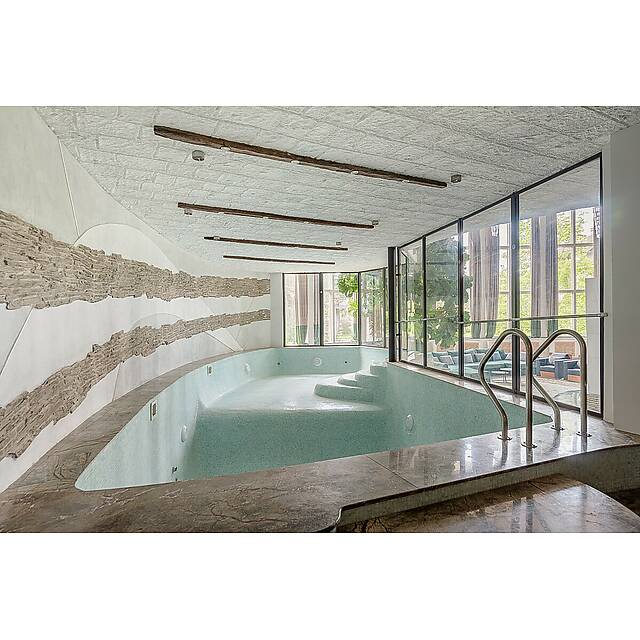 Бассейн из стеклянной мозаики 