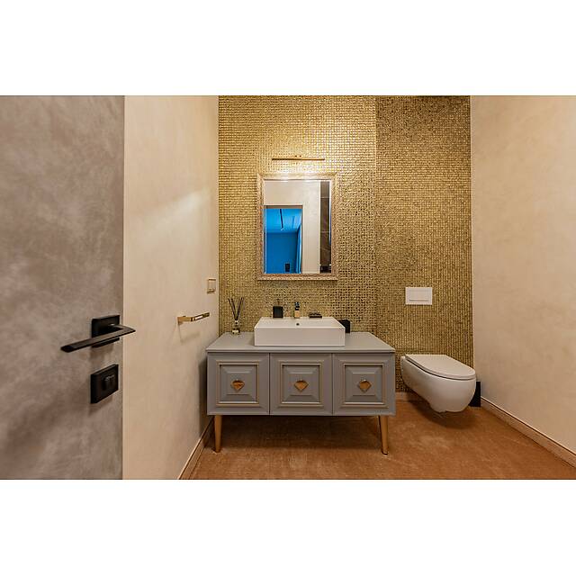 Туалет c золотой мозаикой