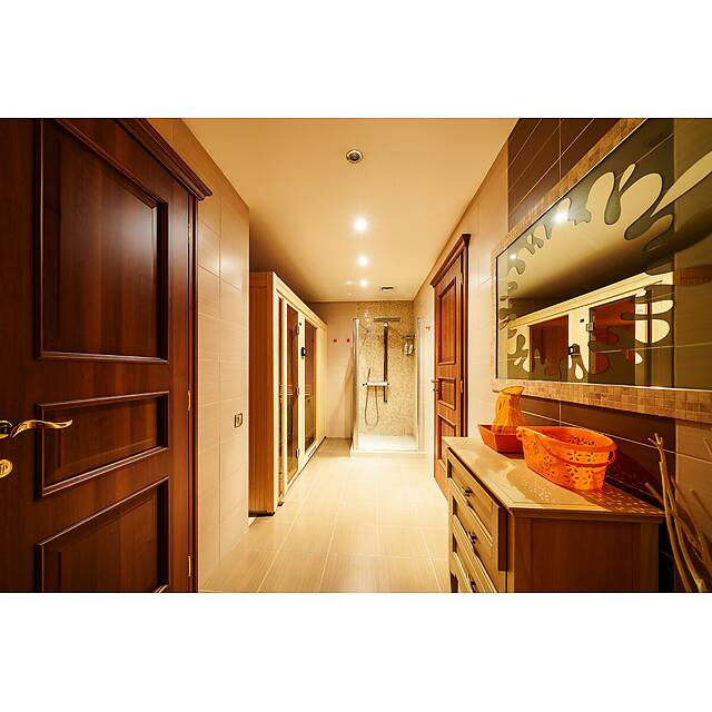 Душ с мраморной мозаикой