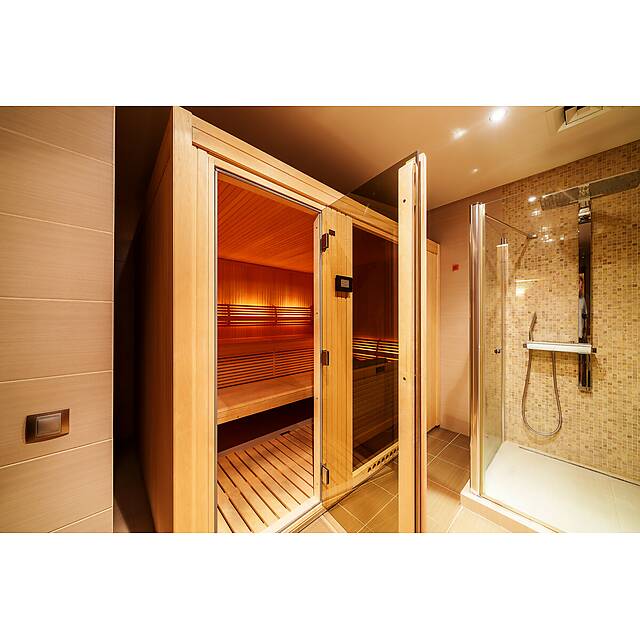 Душ с мраморной мозаикой