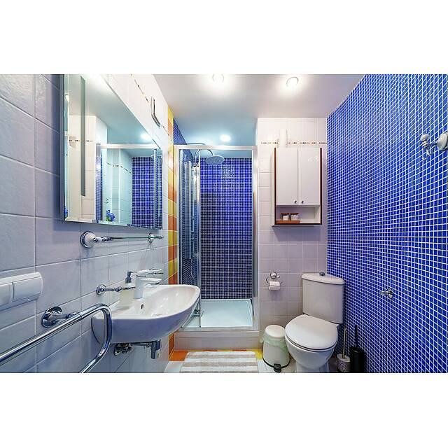 Душ из стеклянной мозаики, цвет индиго