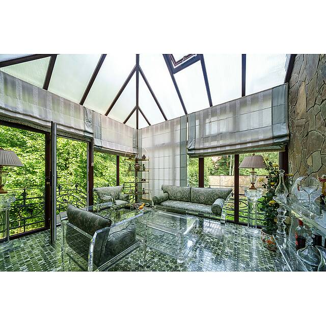 Комната отдыха с мозаикой из оникса