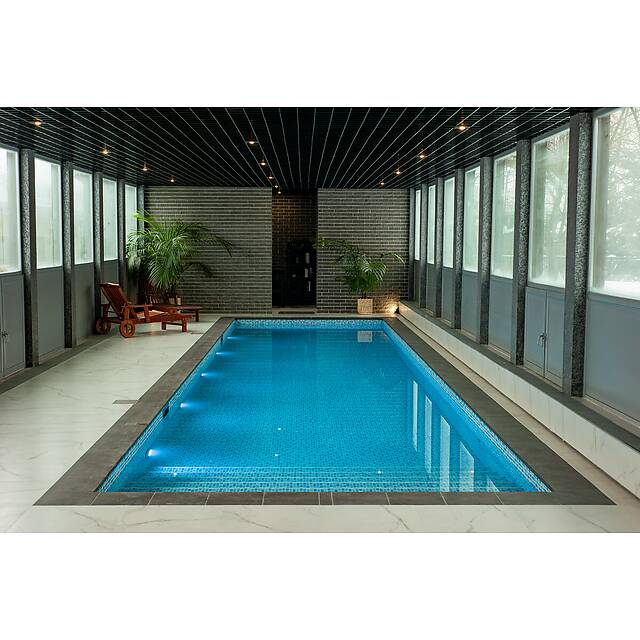 Бассейн из стеклянной мозаики с авантюрином