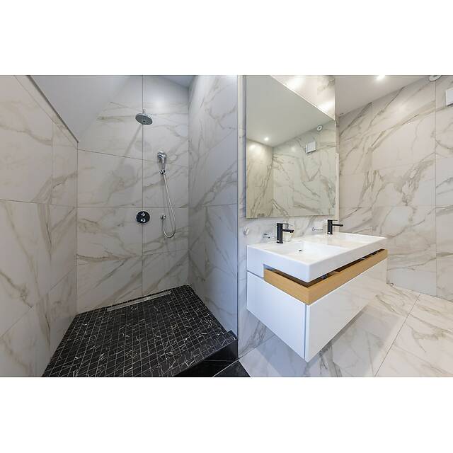 Душ из мрамора