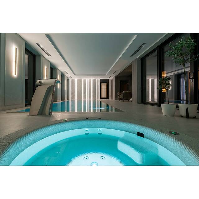 Бассейн с мозаикой из стекла под камень