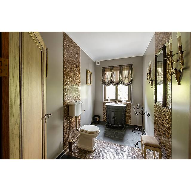 Туалет c золотой мозаикой