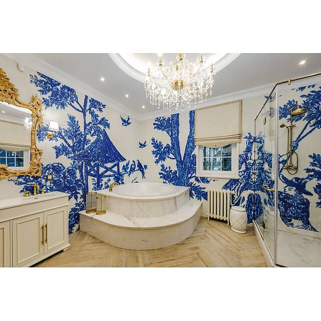 Ванная комната с мозаичным панно 