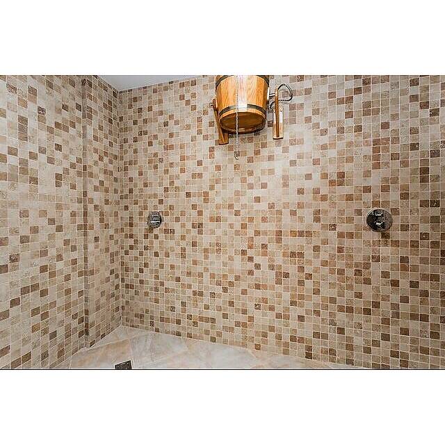 Душ с мраморной мозаикой