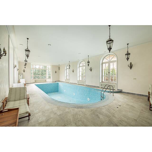 Бассейн из стеклянной мозаики с перламутром