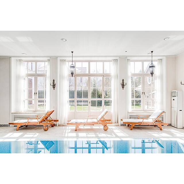 Бассейн из стеклянной мозаики с перламутром