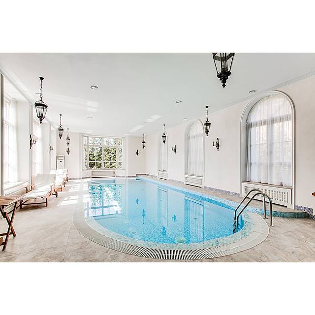 Бассейн из стеклянной мозаики с перламутром