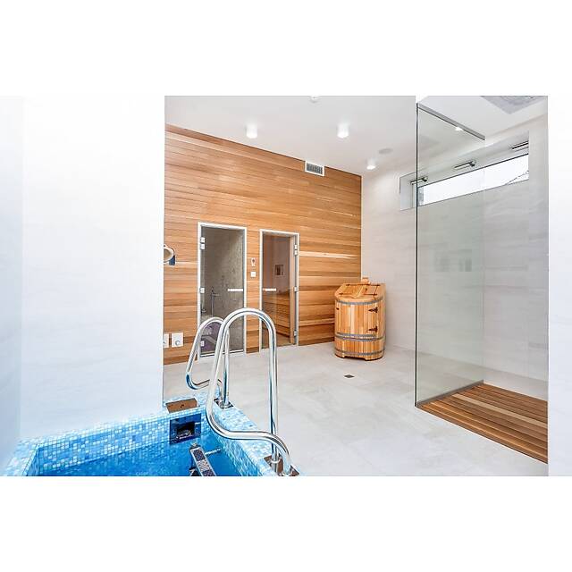 Ванная комната с бассейном